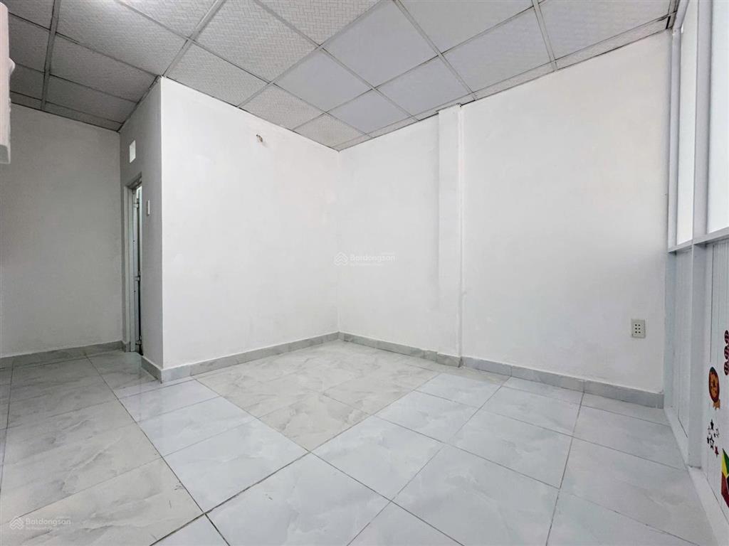 Nhà đẹp ỡ ngay hẻm 4m xe hơi ra vào thoải mái
