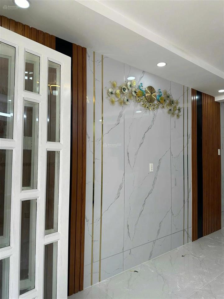 Nhà đẹp ỡ ngay hẻm 4m xe hơi ra vào thoải mái