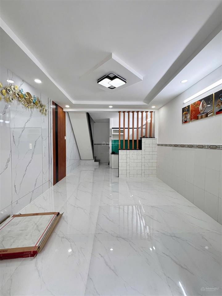 Nhà đẹp ỡ ngay hẻm 4m xe hơi ra vào thoải mái