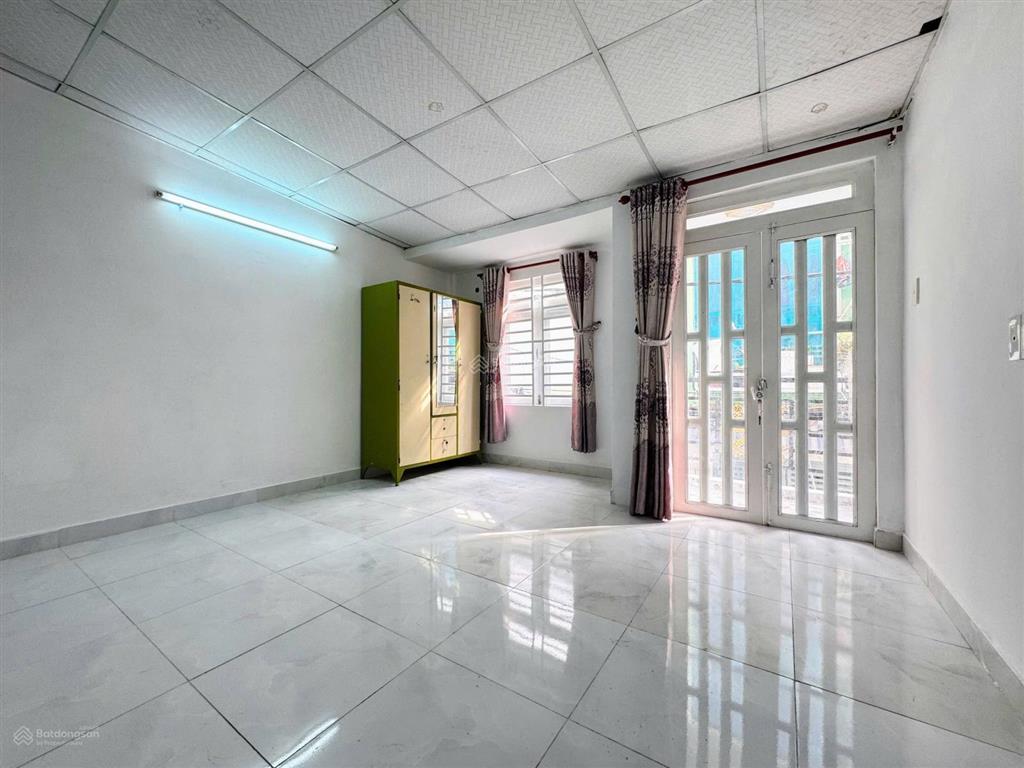 Nhà đẹp ỡ ngay hẻm 4m xe hơi ra vào thoải mái