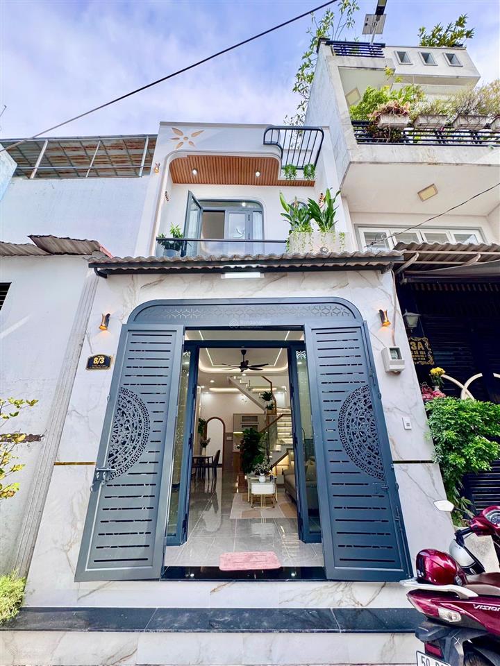 Nhà đẹp sang trọng ở ngay ngã tư bốn xã