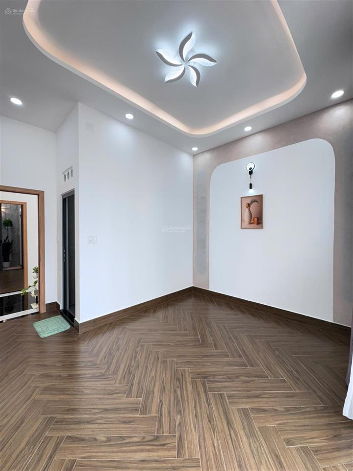 Nhà đẹp sang trọng ở ngay ngã tư bốn xã