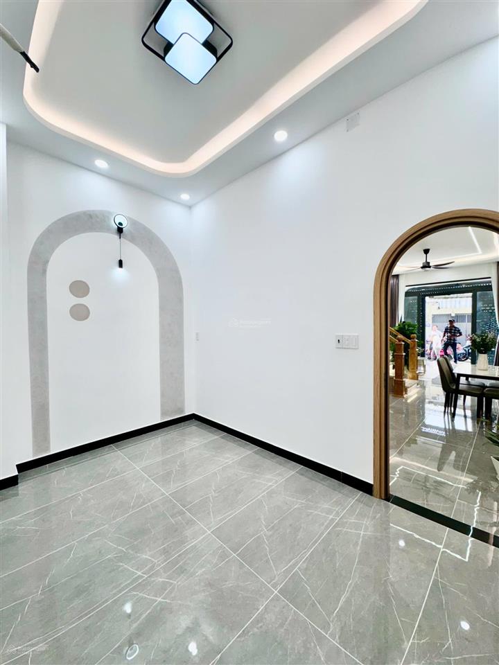 Nhà đẹp sang trọng ở ngay ngã tư bốn xã