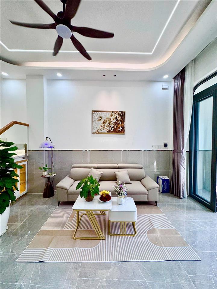 Nhà đẹp sang trọng ở ngay ngã tư bốn xã