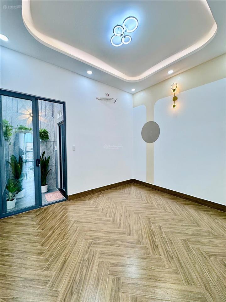 Nhà đẹp sang trọng ở ngay ngã tư bốn xã