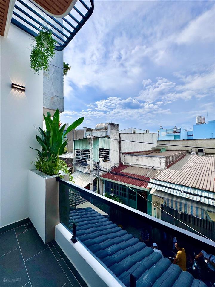 Nhà đẹp sang trọng ở ngay ngã tư bốn xã