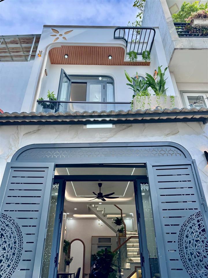 Nhà đẹp sang trọng ở ngay ngã tư bốn xã