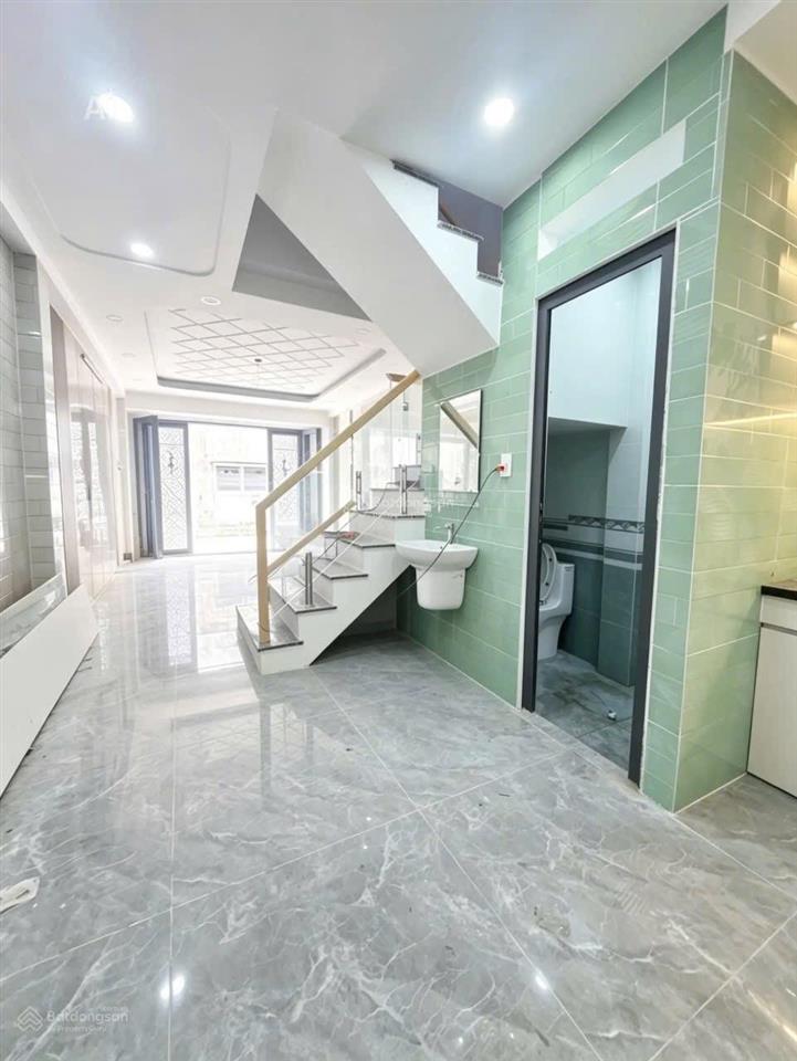 Nhà giáp quận 6 ngay bến xe miền tây