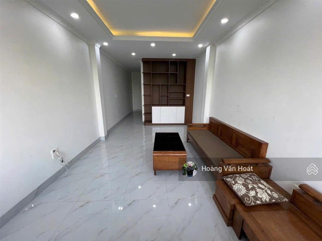 Bán nhà sát khu tđc long biên  đường vỉa hè, gara ôtô dừng đỗ ngày đêm  cạnh hồ