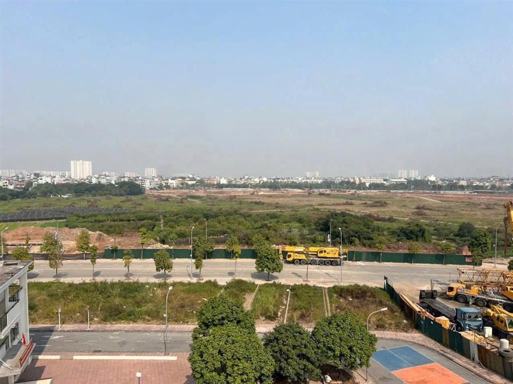 Bán nhà sát khu tđc long biên  đường vỉa hè, gara ôtô dừng đỗ ngày đêm  cạnh hồ