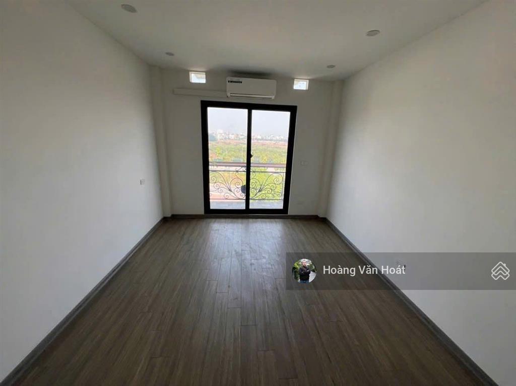 Bán nhà sát khu tđc long biên  đường vỉa hè, gara ôtô dừng đỗ ngày đêm  cạnh hồ