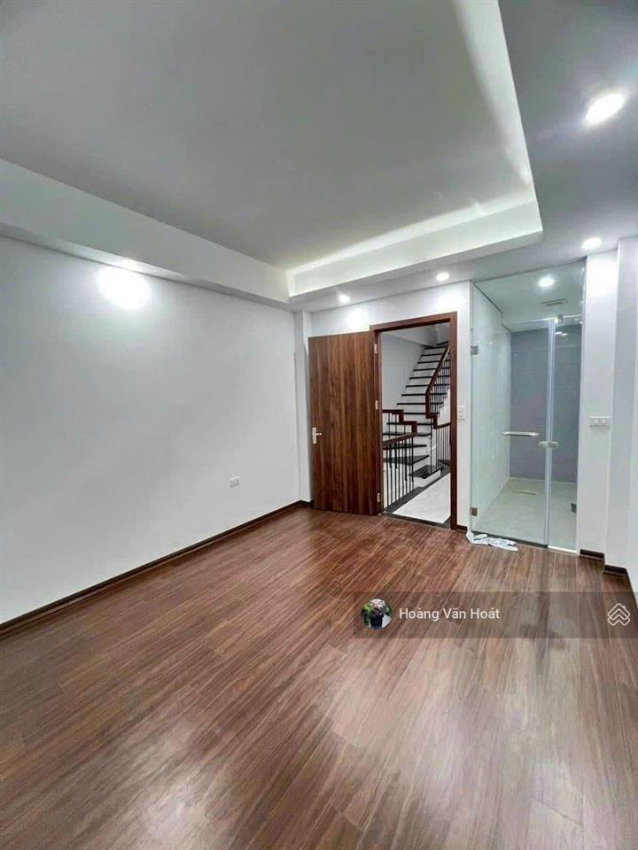 Nhà đẹp trung tâm long biên nằm giữa cầu vĩnh tuy và chương dương 57m2 x 5 tầng ô tô vào sẵn ô chờ