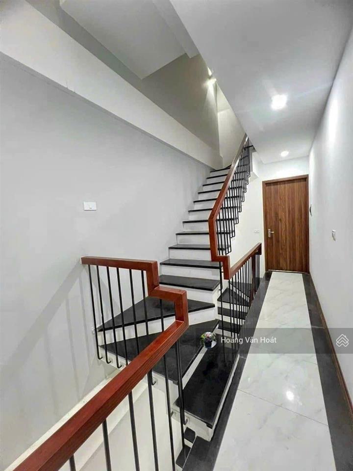 Nhà đẹp trung tâm long biên nằm giữa cầu vĩnh tuy và chương dương 57m2 x 5 tầng ô tô vào sẵn ô chờ