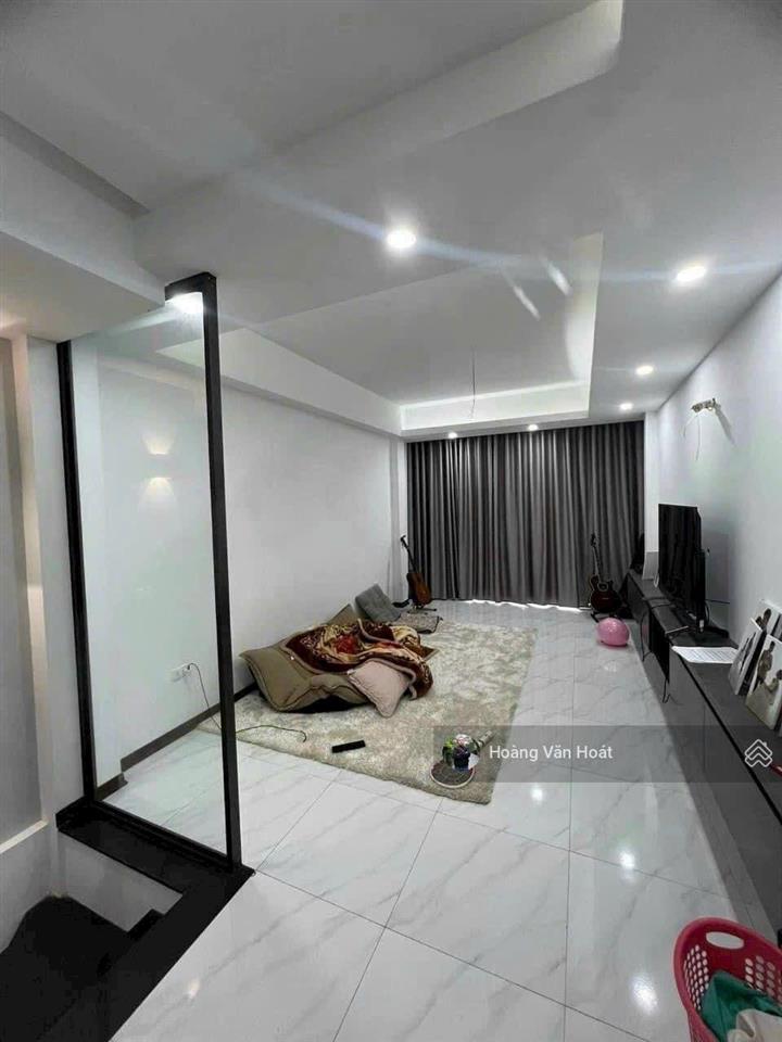 Nhà đẹp trung tâm long biên nằm giữa cầu vĩnh tuy và chương dương 57m2 x 5 tầng ô tô vào sẵn ô chờ