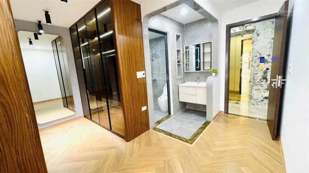 Nhà đẹp long biên view hồ đầm tranh kinh doanh  72m x 7t thang máy.
