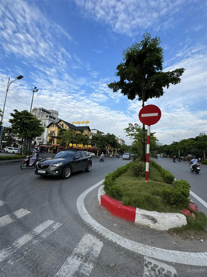 Cho thuê nhà phố kinh doanh đường cổ linh long biên.