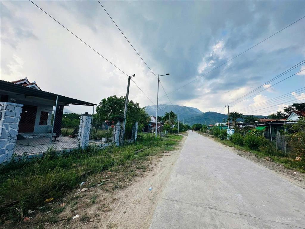 Chính chủ cần bán gấp vườn ở ninh hòa  sẵn nhà đẹp, đang vườn cây ăn trái trĩu quả.  0769 568 ***