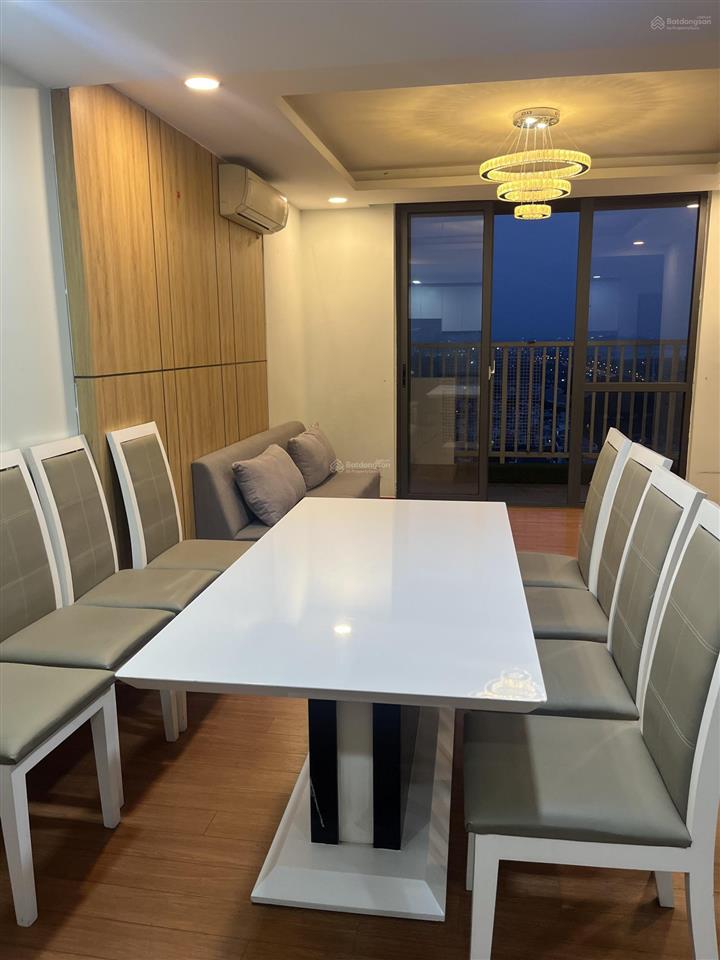 Cho thuê căn penhouse sky 9, đường liên phường, quận 9 gồm 3 pn và 2 vệ sinh, sân vườn có nội thất