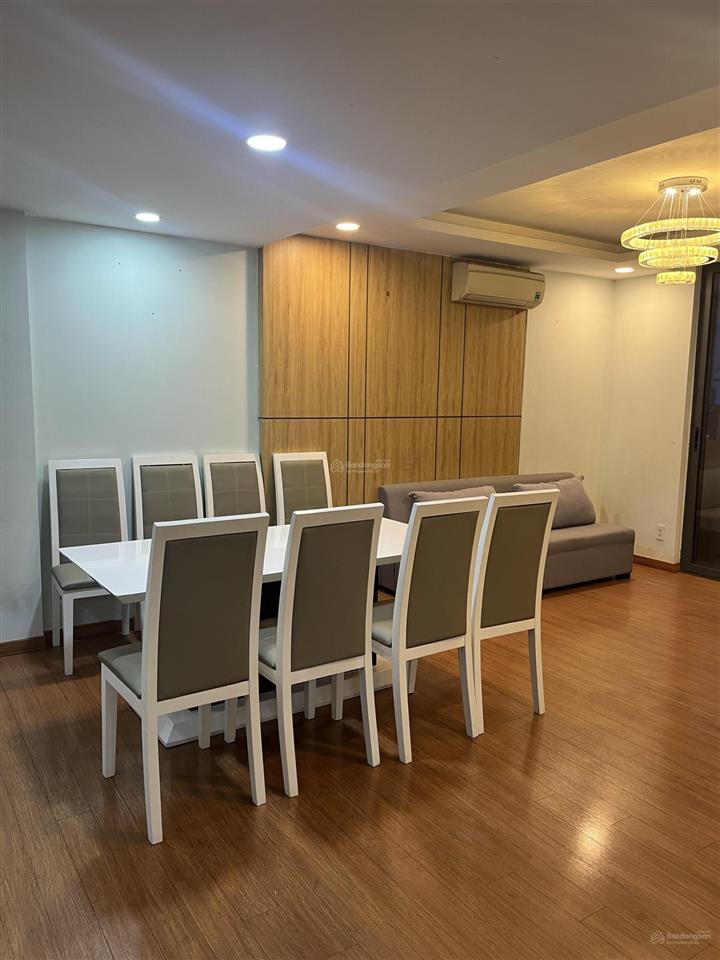 Cho thuê căn penhouse sky 9, đường liên phường, quận 9 gồm 3 pn và 2 vệ sinh, sân vườn có nội thất