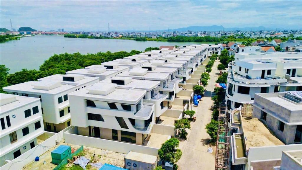 Bán nhà biệt thự mặt sông hàn, ngay trung tâm tp đà nẵng. khu vực sầm uất, ưu đãi cho kh thiện chí