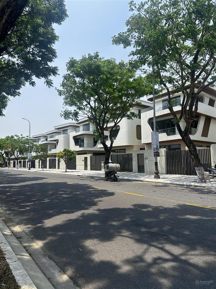 Bán nhà biệt thự mặt sông hàn, ngay trung tâm tp đà nẵng. khu vực sầm uất, ưu đãi cho kh thiện chí