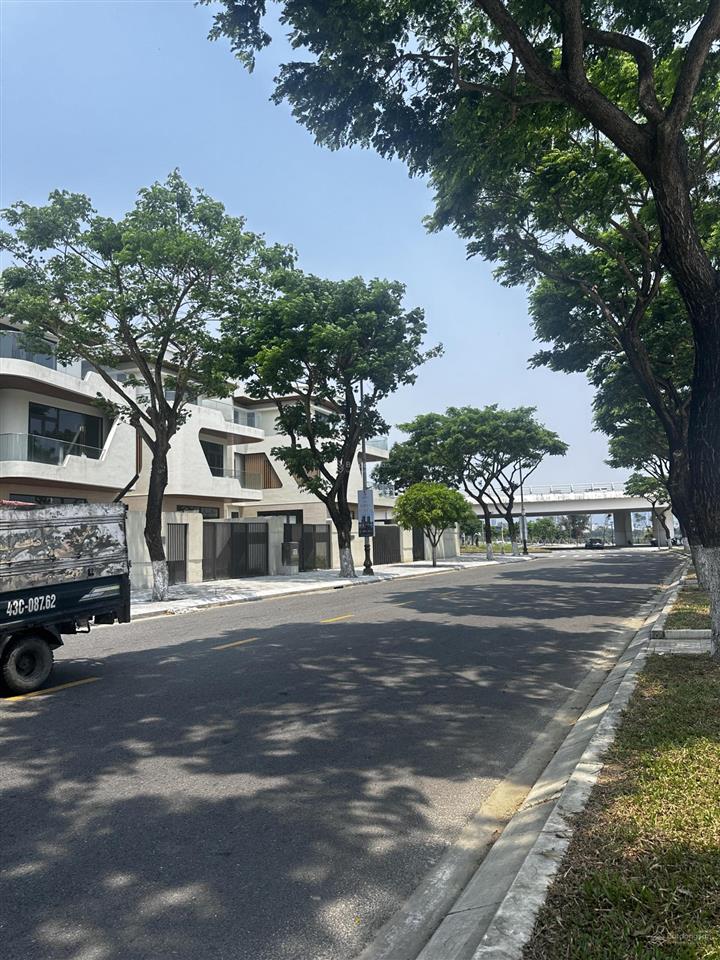 Bán nhà biệt thự mặt sông hàn, ngay trung tâm tp đà nẵng. khu vực sầm uất, ưu đãi cho kh thiện chí