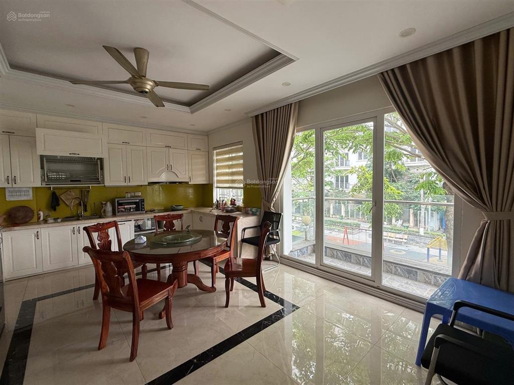 Cho thuê biệt thự lô góc eurowindow river park, 2 thoáng, thang máy, view vườn hoa