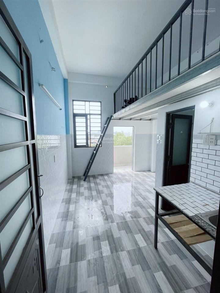 Phòng 22m² có ban công gác, máy lạnh, gần ngã 4 thủ đức, tc marketing