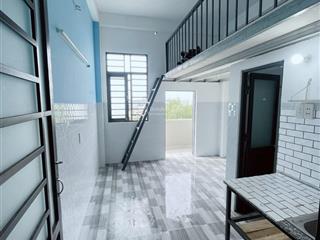 Phòng 22m2 có ban công gác, máy lạnh, gần ngã 4 thủ đức, tc marketing