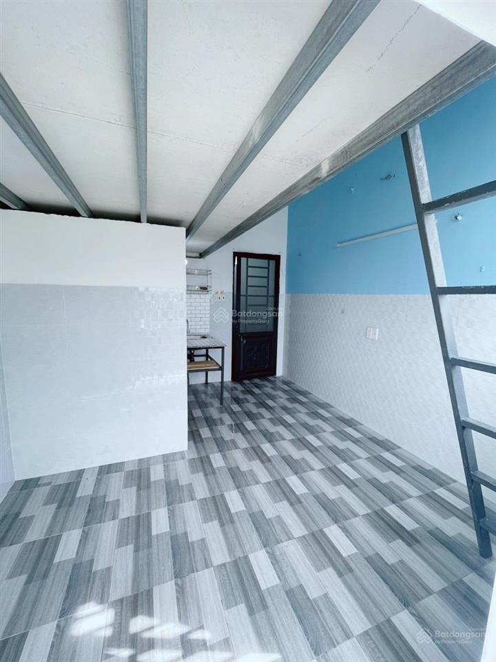 Phòng 22m² có ban công gác, máy lạnh, gần ngã 4 thủ đức, tc marketing