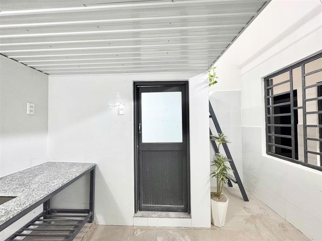 Gần ngã 4 thủ đức, khu cnc, phòng mới xây 100% khai trương, có máy lạnh, an ninh