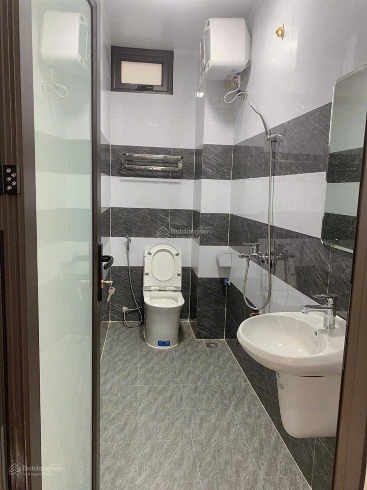 Cho thuê nhà riêng 15 triệu , 40 m2,x5 tầng ô tô kinh doanh quận hoàng mai, hà nội