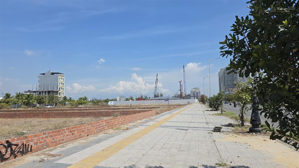 Bán lô đất 2600m hai mặt tiền võ nguyên giáp, 260 tỷ,