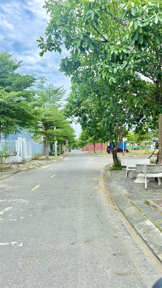 Bán lô đất 2tỷ6** ngay sát đh fpt đối diện công viên