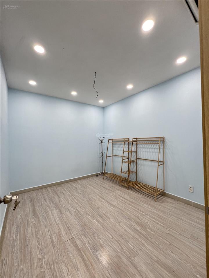 Căn hộ oriental plaza 80m2, 2pn, sổ hồng sẵn, nhà trống giao ngay. giá 4ty470 thương lượng