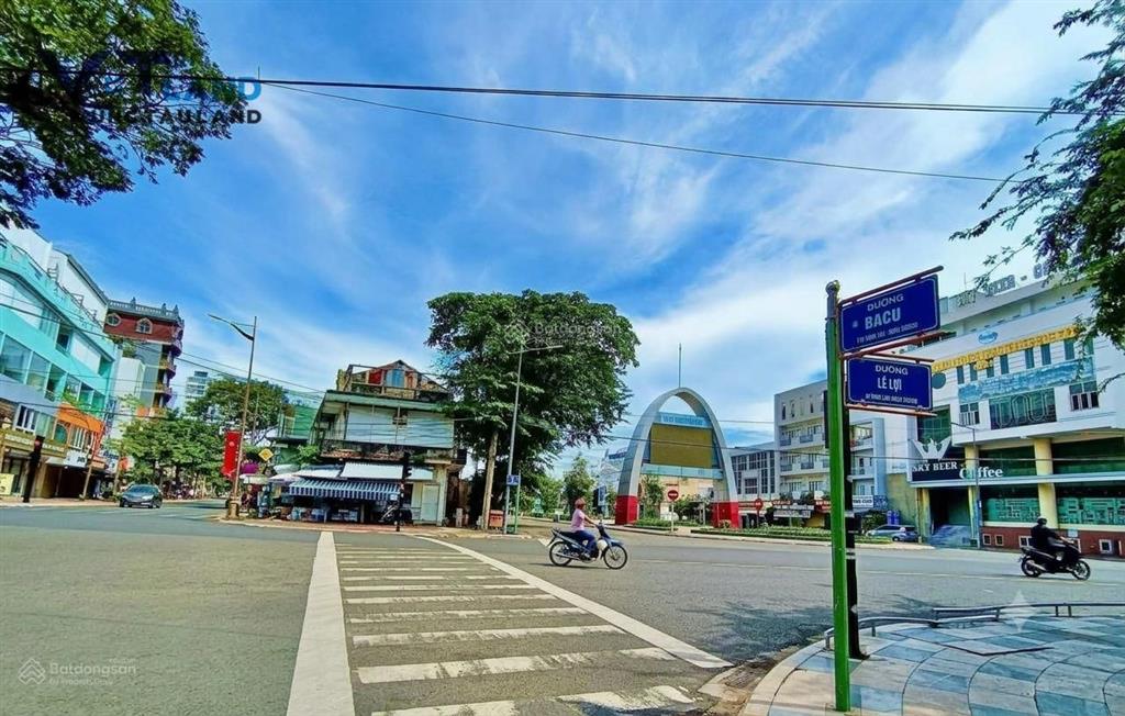 Bán nhà đất hẻm lớn đường bacu,dt 355m2, vuông vức, hướng đông bắc, gần bãi trước, nhà có sân rộng.