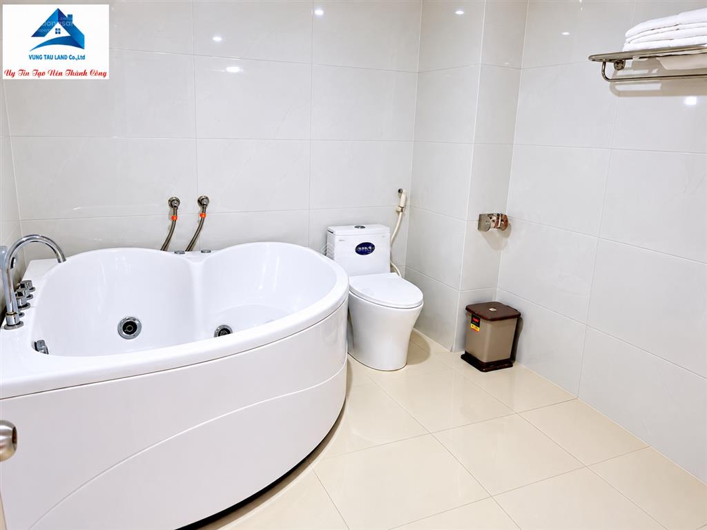 Bán khách sạn vũng tàu. vị trí cực đẹp, cách biển bãi sau 100m, đang kinh doanh tốt, 72 phòng.