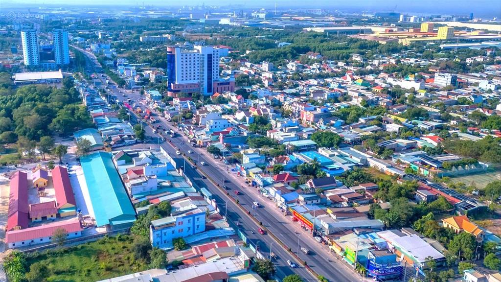 Bán đất tt phú mỹ vuông vức, hướng đông nam, dt 1.000m2 2 mặt tiền đường lớn nguyễn huệ sổ riêng