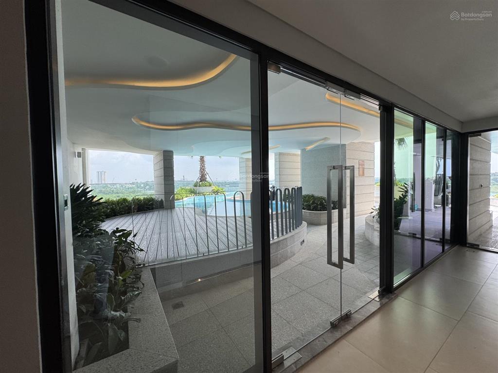 Cho thuê căn 2pn tầng cao view hồ, nhà mới 100%, nội thất cơ bản, có rèm máy lạnh 13.5tr/tháng