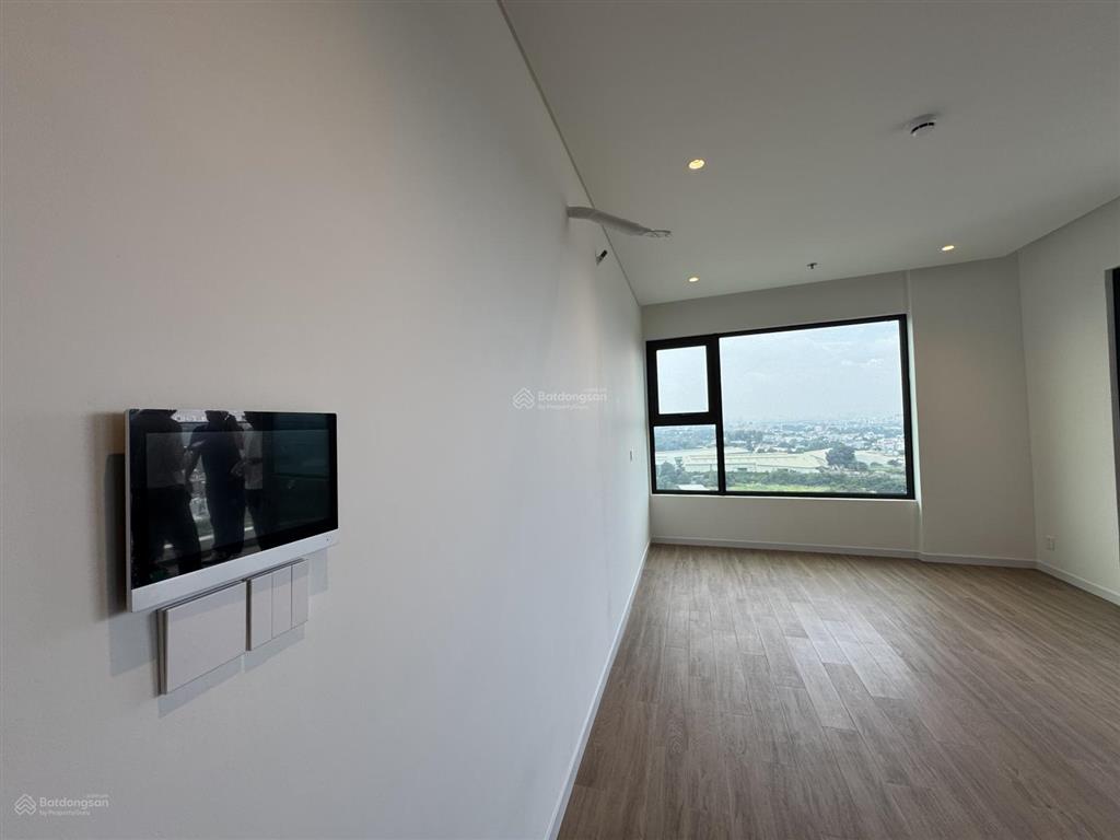 Cho thuê căn 2pn tầng cao view hồ, nhà mới 100%, nội thất cơ bản, có rèm máy lạnh 13.5tr/tháng