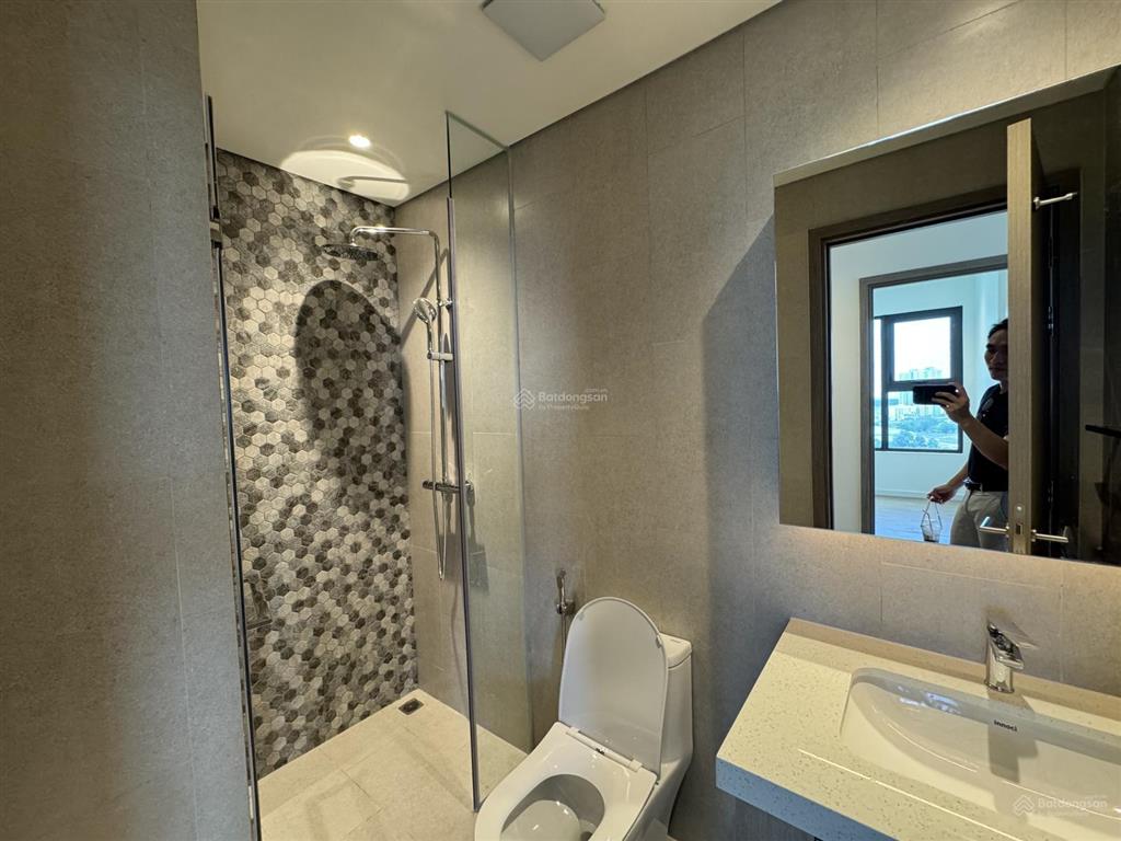 Cho thuê căn 2pn tầng cao view hồ, nhà mới 100%, nội thất cơ bản, có rèm máy lạnh 13.5tr/tháng