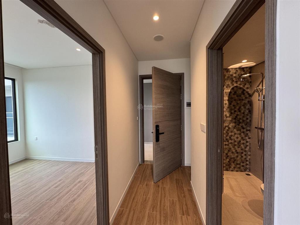 Cho thuê căn 2pn tầng cao view hồ, nhà mới 100%, nội thất cơ bản, có rèm máy lạnh 13.5tr/tháng