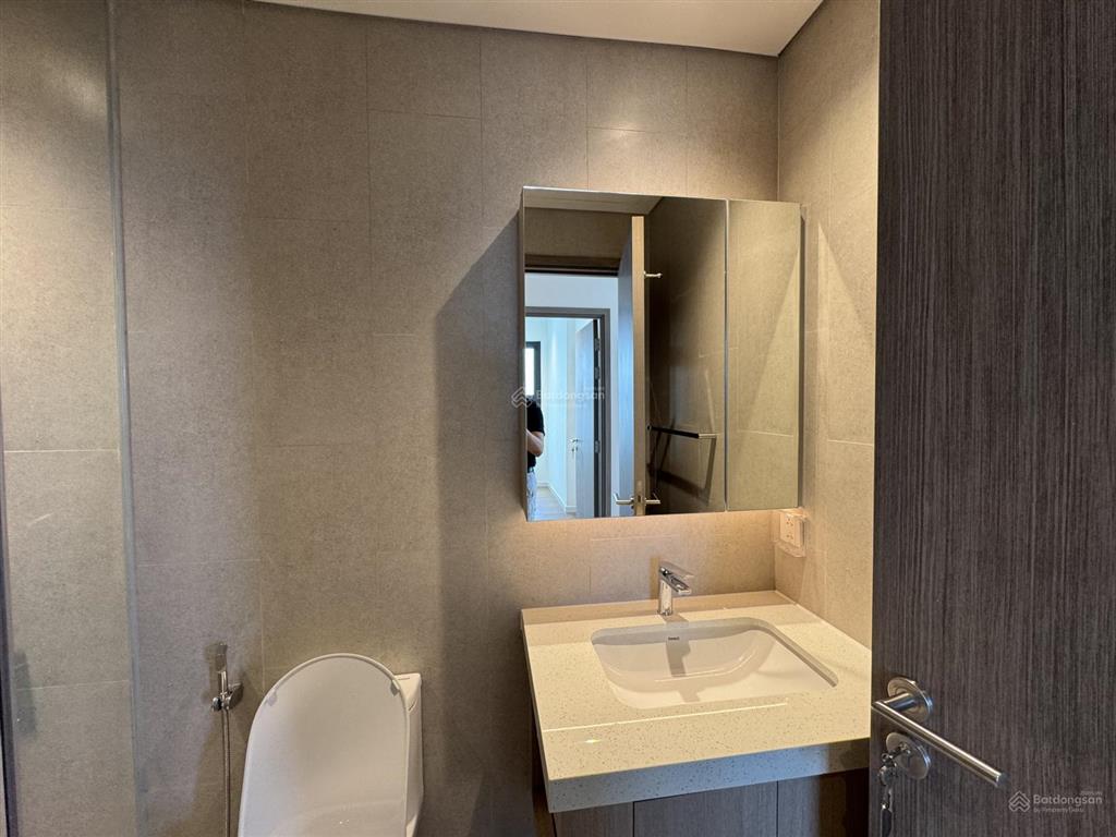 Cho thuê căn 2pn tầng cao view hồ, nhà mới 100%, nội thất cơ bản, có rèm máy lạnh 13.5tr/tháng