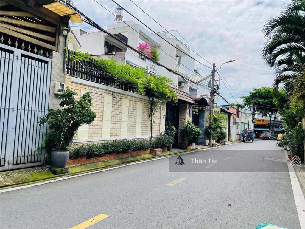 Nhà mới 3 tầng  đường 185 ngay dương đình hội. ra đỗ xuân hơp chỉ 2p