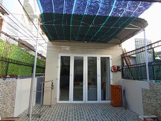 Cho thuê nhà phố hẻm 215 ba cu, có sân rộng