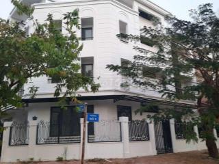 Cho thuê nhà căn góc hai mặt tiền đối diện trường học nhà có hầm trong kdc 13e intresco .