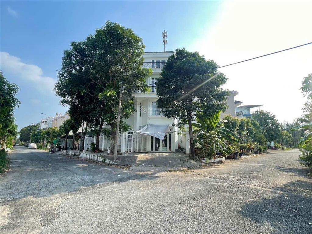 Nhà bán căn góc  7 x 19m  kdc 13c (greenlife) xã phong phú cũ  sổ hồng ngân hàng hỗ trợ vốn