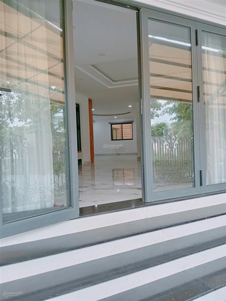 Bán căn nhà phố góc hai mặt tiền đối diện trường học kdc 13e có tầng hầm giá rẻ