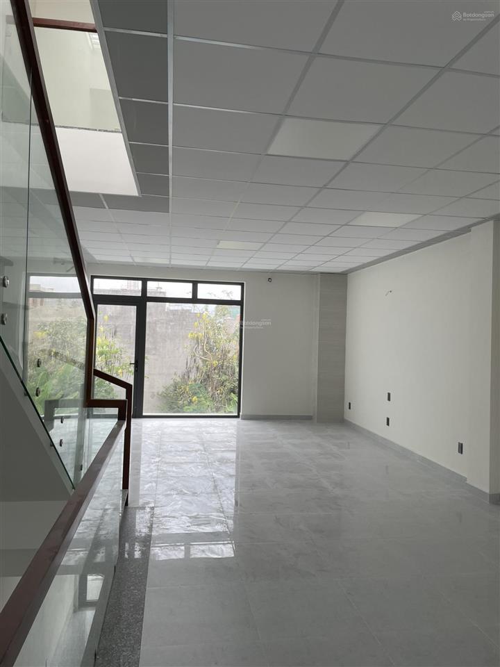 Bán căn nhà nằm trên trục chính, đường số 7 kdc 13e intresco cạnh trường đại học.