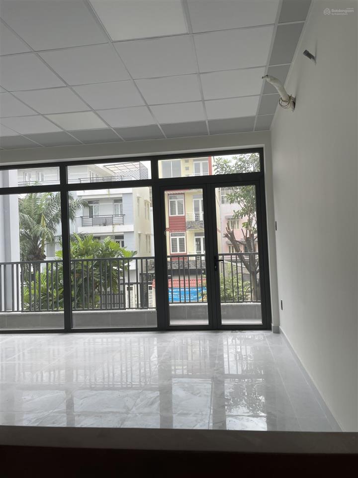 Bán căn nhà nằm trên trục chính, đường số 7 kdc 13e intresco cạnh trường đại học.
